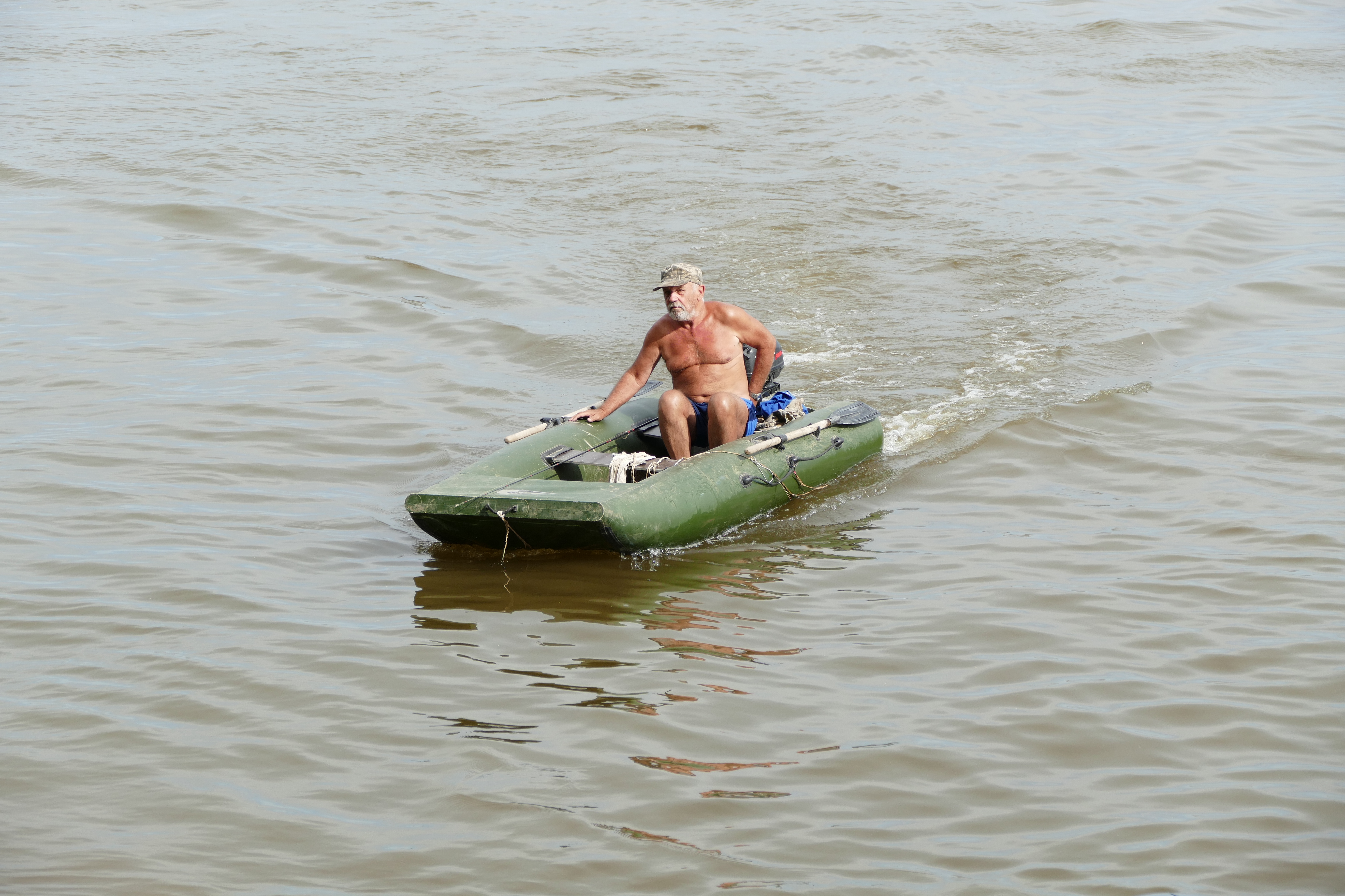 Пётр Иванович на лодке